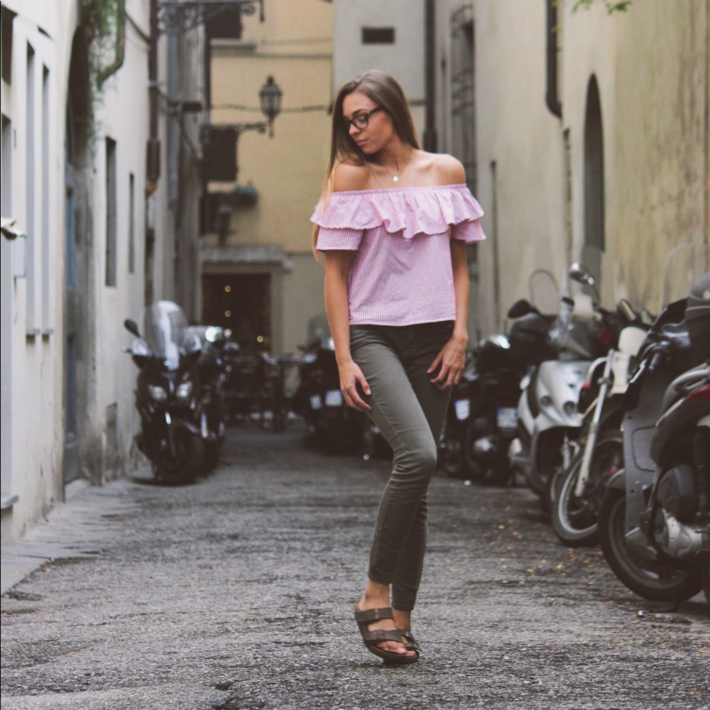 OFF THE SHOULDER TOP